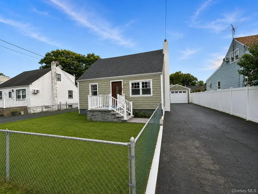 541 N Indiana Avenue, Lindenhurst, NY 11757 - #3