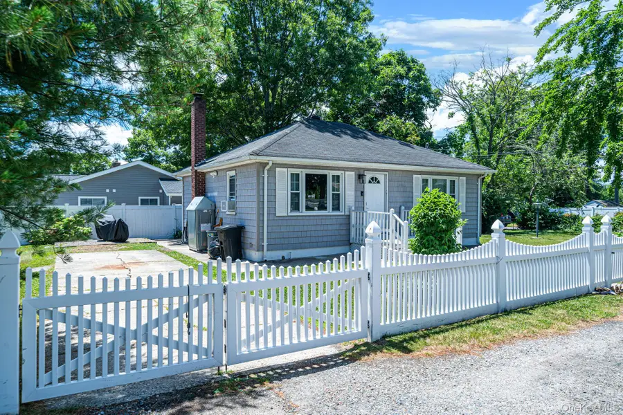 14 Pinelawn Avenue, Farmingville, NY 11738 - #3