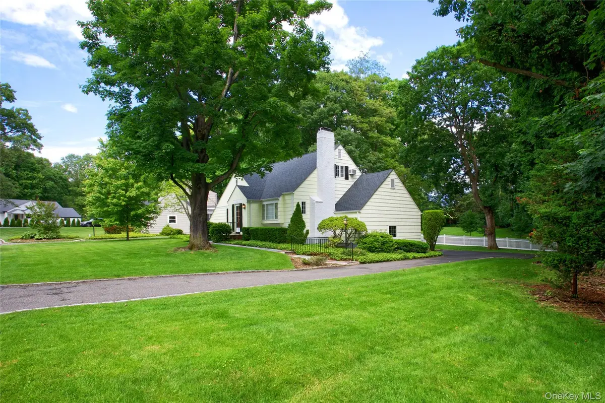 18 Old Farm Road, East Hills, NY 11577 - #1