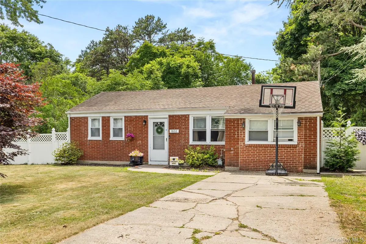 1632 N Thompson Drive, Bay Shore, NY 11706 - #1