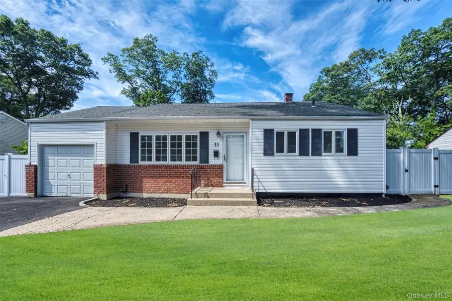 31 Foxwood Drive E, South Huntington, NY 11746 - #2