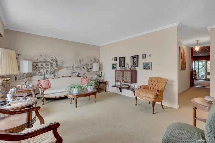 16 Texas Court, Syosset, NY 11791 - #3