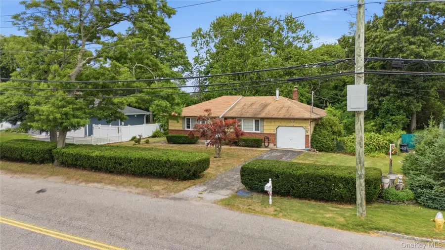 385 Manhattan Boulevard, Islip Terrace, NY 11752 - #2