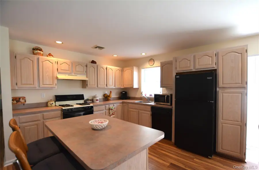 5190 Village Circle E, Manorville, NY 11949 - #3
