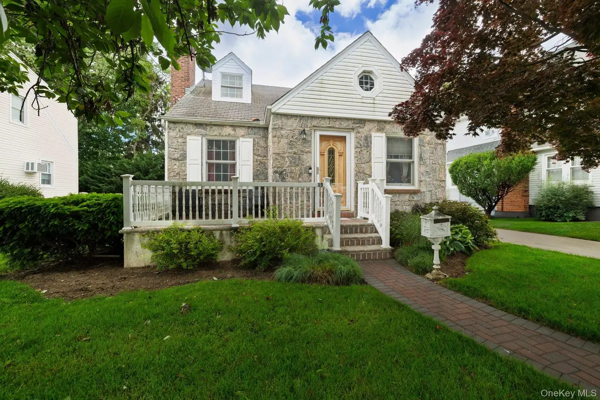 15 Horton Street, Malverne, NY 11565 - #1