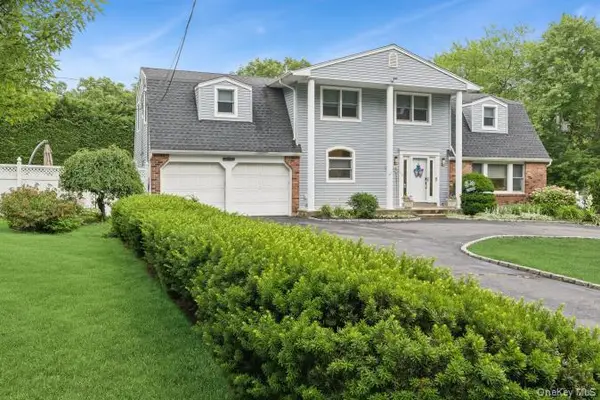 21 Fairoaks Lane, Smithtown, NY 11787