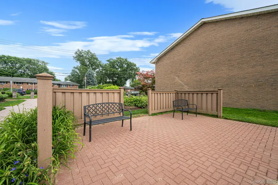11 Springwood Drive, North Babylon, NY 11703 - #3