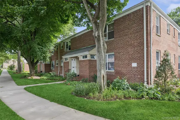 43 Edwards Street #1-B, Roslyn Heights, NY 11577