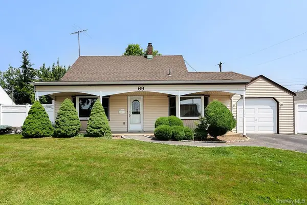 69 Corncrib Lane, Levittown, NY 11756