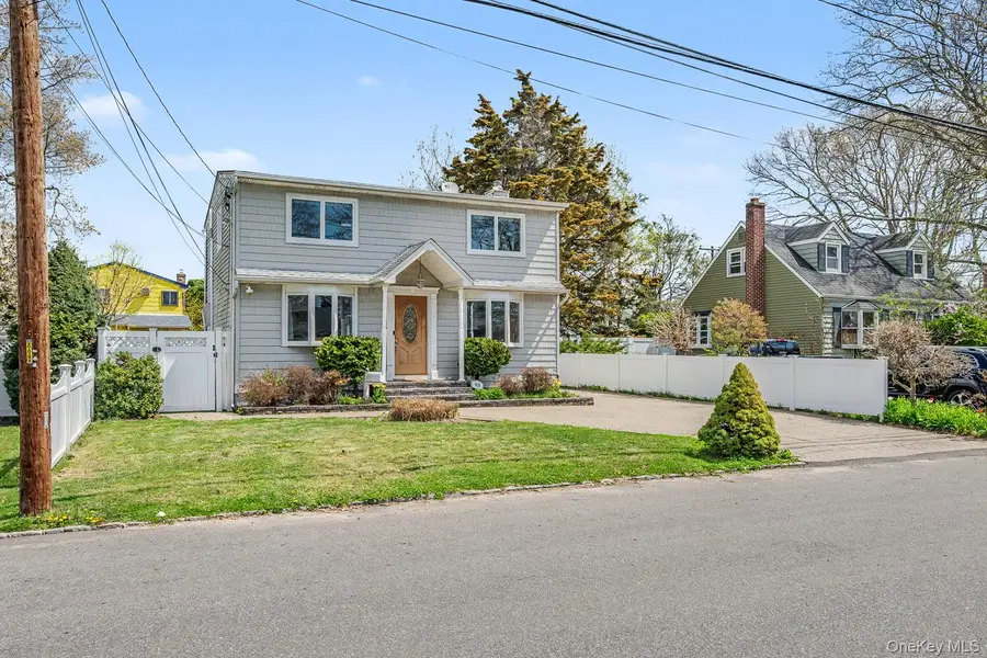 408 N Broome Avenue, Lindenhurst, NY 11757 - #3