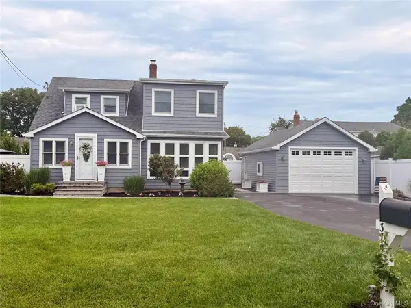 379 Blossom Street, Holbrook, NY 11741