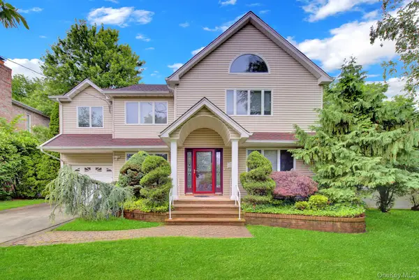 120 Greenway W, New Hyde Park, NY 11040