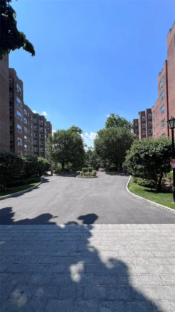 290 Collins Avenue #8E, Fleetwood, NY 10552