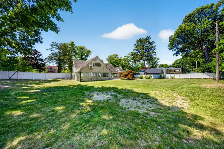 81 Carriage Lane, Roslyn Heights, NY 11577 - #3