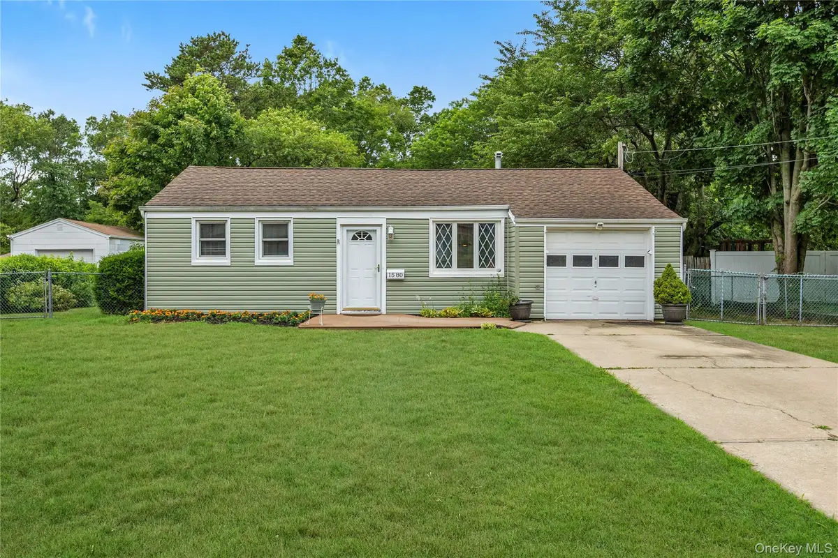 1580 N Gardiner Drive, Bay Shore, NY 11706 - #1