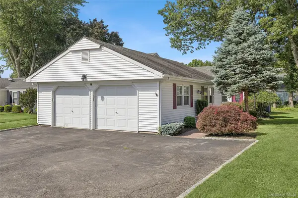 4 Flair Way, Coram, NY 11727