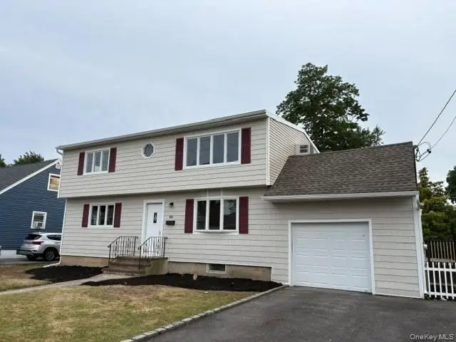 381 N Clinton Avenue, Lindenhurst, NY 11757 - #2