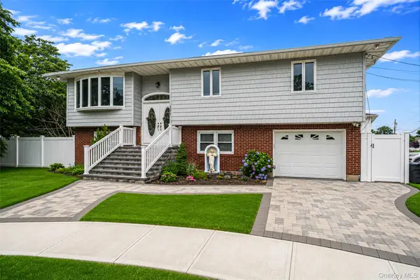 395 N Putnam Avenue, Lindenhurst, NY 11757