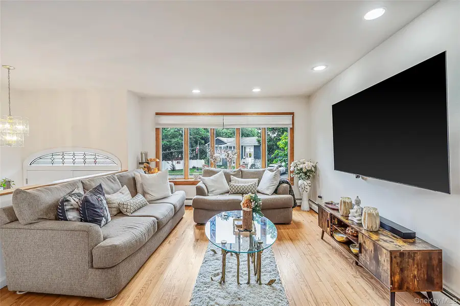 395 N Putnam Avenue, Lindenhurst, NY 11757 - #2