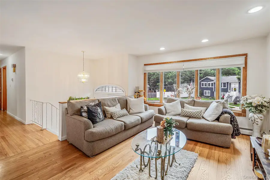 395 N Putnam Avenue, Lindenhurst, NY 11757 - #3