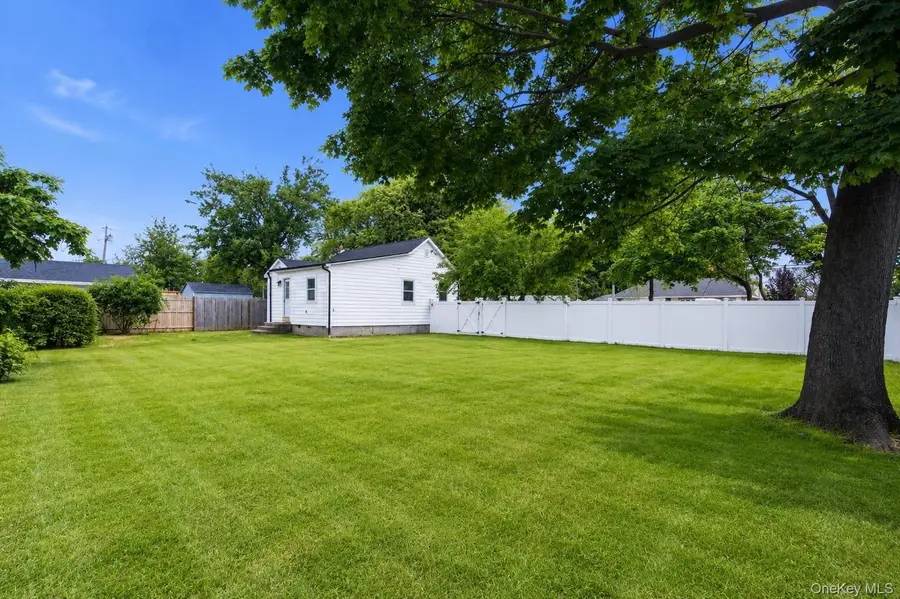 606 Catskill Avenue, Lindenhurst, NY 11757 - #3