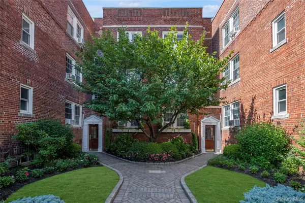 15 Gaynor Avenue #3E, Manhasset, NY 11030