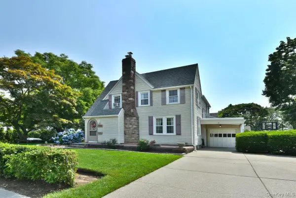 112 Cambridge Avenue, Stewart Manor, NY 11530