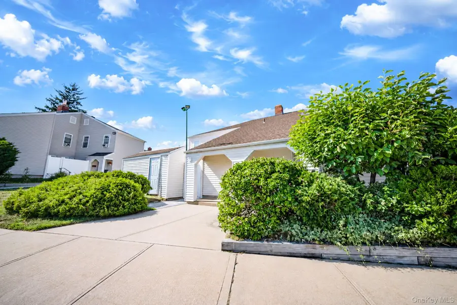 180 Lowndes Avenue #D, Huntington Station, NY 11746 - #3