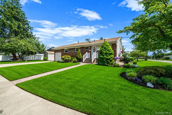 33 Wilshire Drive, North Babylon, NY 11703