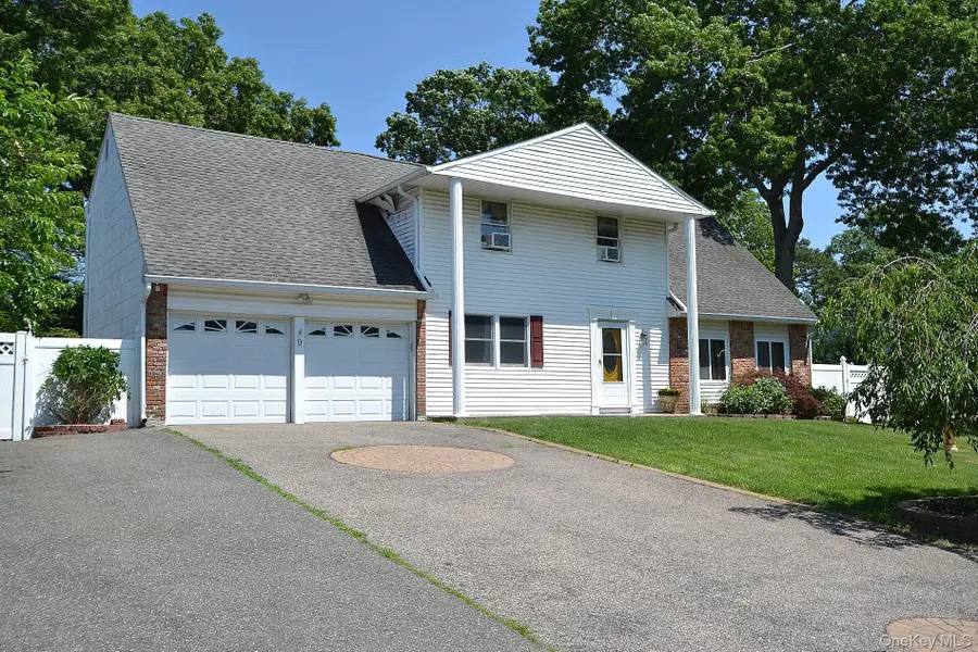 9 Woodbine Street, Coram, NY 11727 - #2