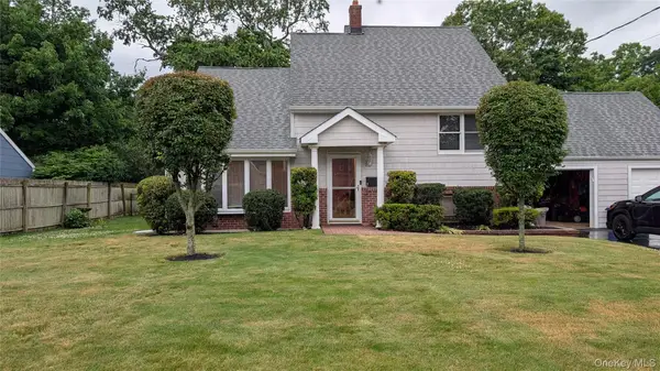 7 Oaktree Lane, Huntington Station, NY 11746
