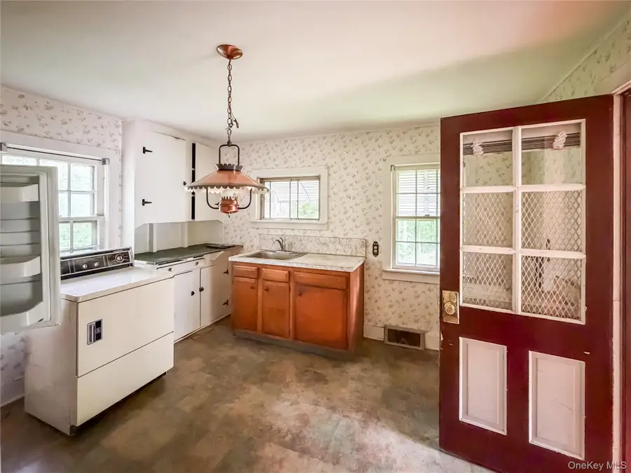 126 S Quaker Lane, Hyde Park, NY 12538 - #2