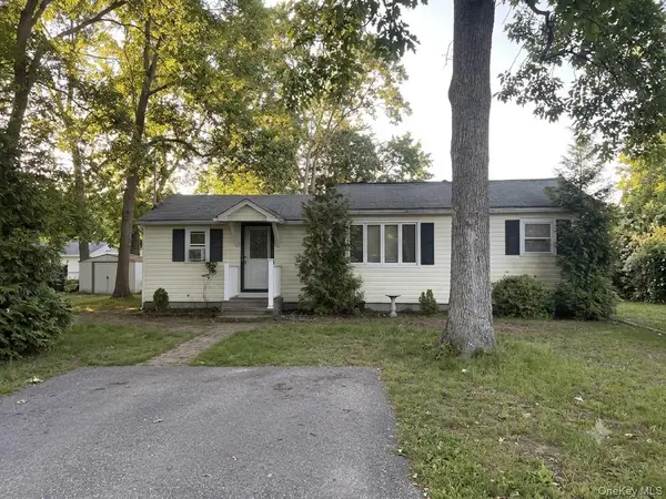 33 Elm Road E, Mastic Beach, NY 11951