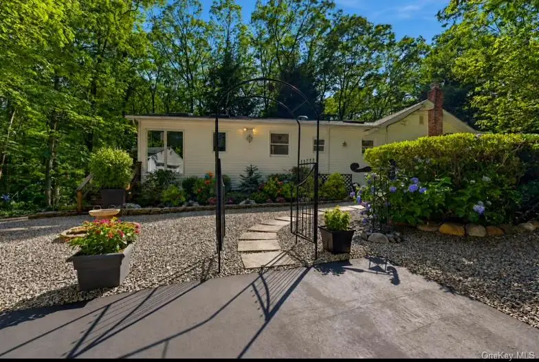 25 Valley Circle, Miller Place, NY 11764 - #2