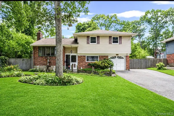 26 Harvard Lane, Commack, NY 11725