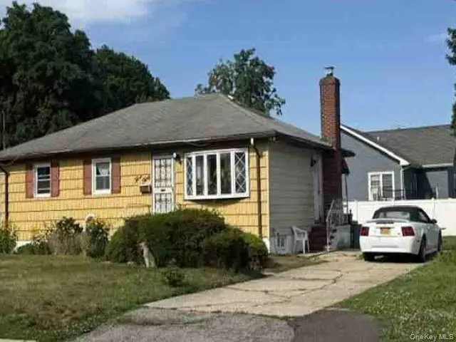 330 Vespucci Avenue, Copiague, NY 11726 - #2