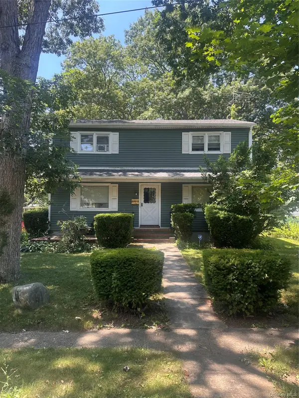 61 11th Avenue, Huntington, NY 11746