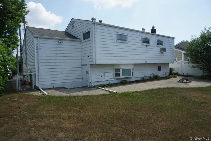 820 N Indiana Avenue, Lindenhurst, NY 11757 - #3