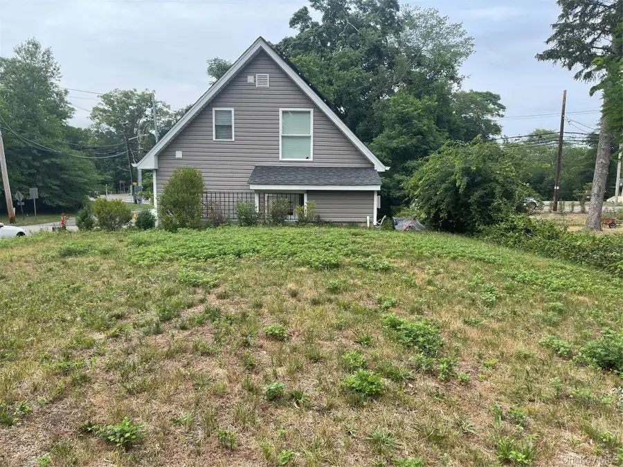 16 Oak Avenue, Riverhead, NY 11901 - #3
