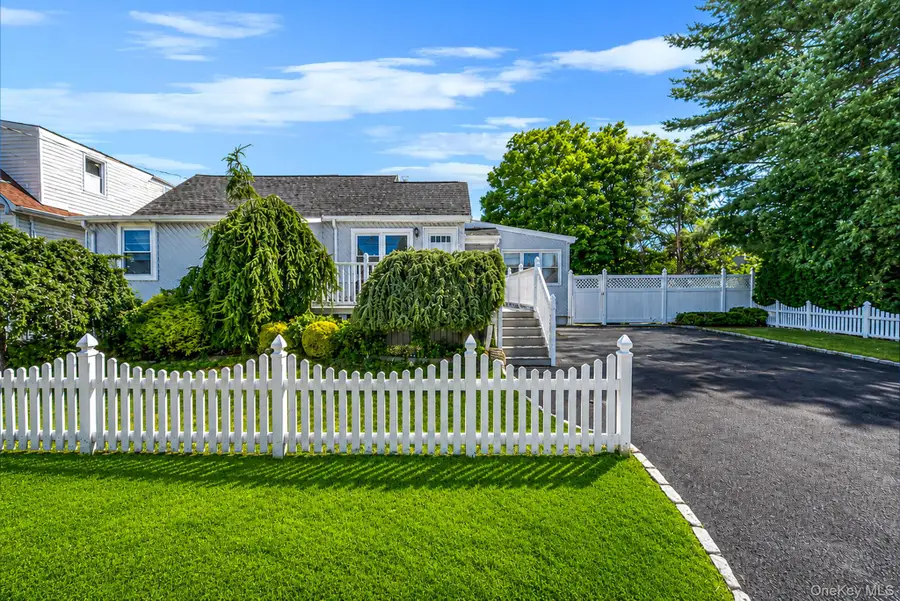 426 N 4th Street, Lindenhurst, NY 11757 - #2