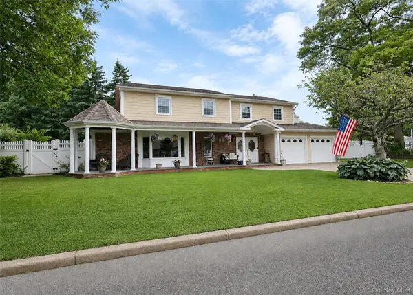 4 Royal Oak Court, Holbrook, NY 11741