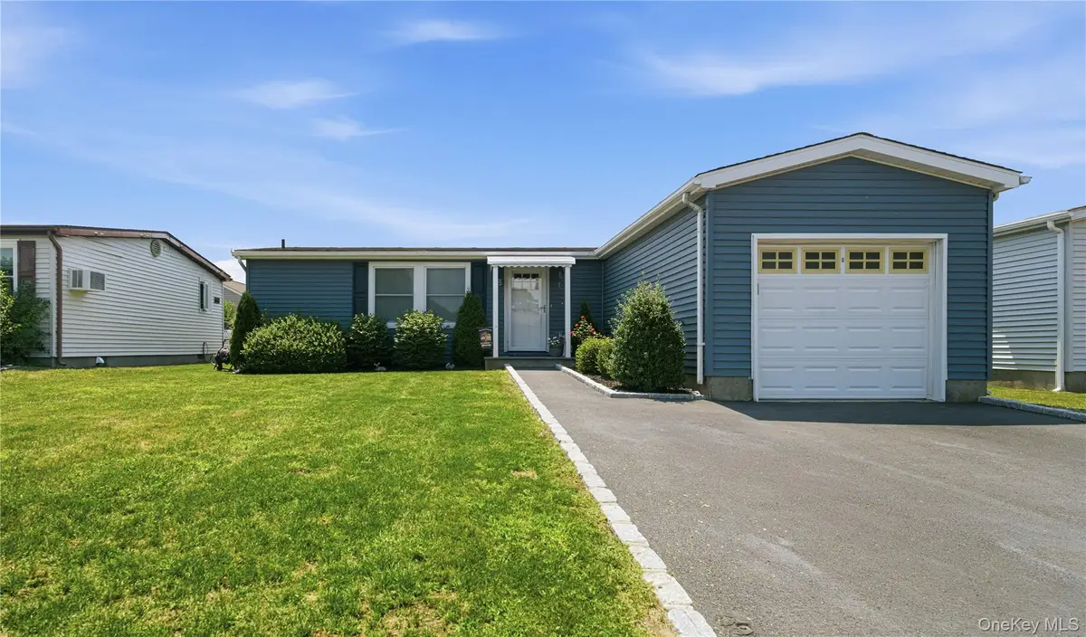35 Village Circle S, Manorville, NY 11949 - #1
