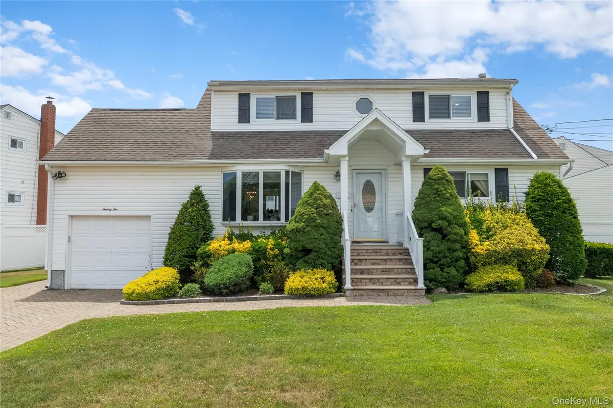22 Marilyn Court, West Babylon, NY 11704 - #1
