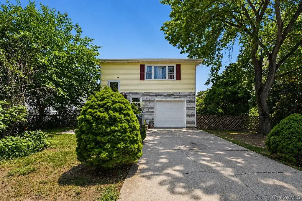 218 Montana Avenue, Bay Shore, NY 11706 - #1