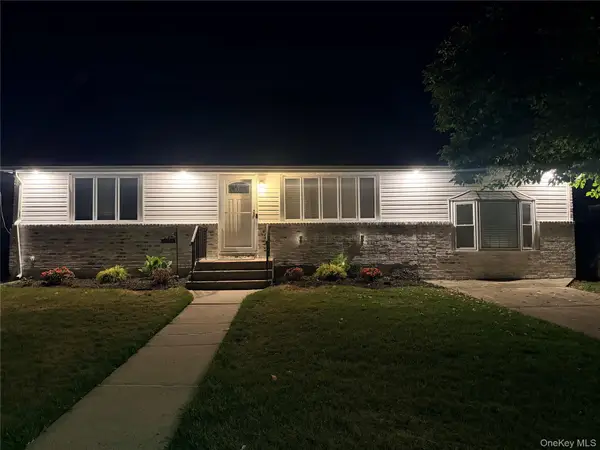 25 Lois Lane, Farmingdale, NY 11735
