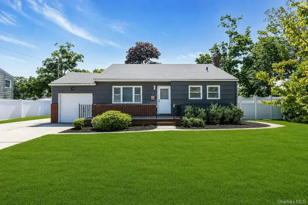 29 Edgewater Avenue, Bayport, NY 11705