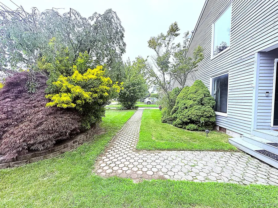 523 Hellwig Lane, West Islip, NY 11795 - #3