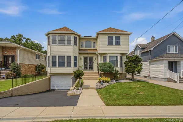 91 Macgregor Avenue, Roslyn Heights, NY 11577