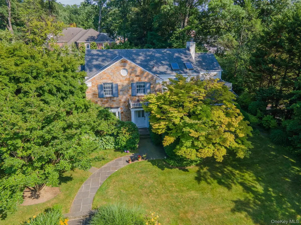 2 W Woods Road, Great Neck, NY 11020 - #1