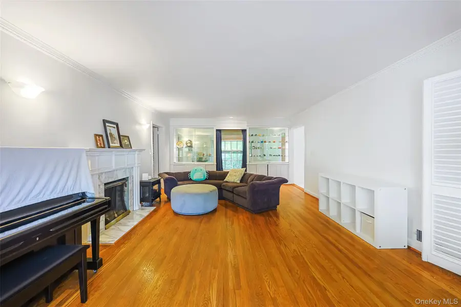 2 W Woods Road, Great Neck, NY 11020 - #3